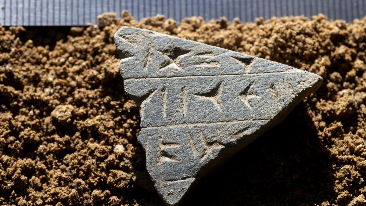 V Kateřinské jeskyni našli tajemný úlomek břidlice s klínovým písmem